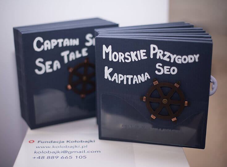 dwie wersje naszej książki pl - Morskie Przygody Kapitana Seo i ang - Captain Seo’s Sea Tale na wystawowej półeczce